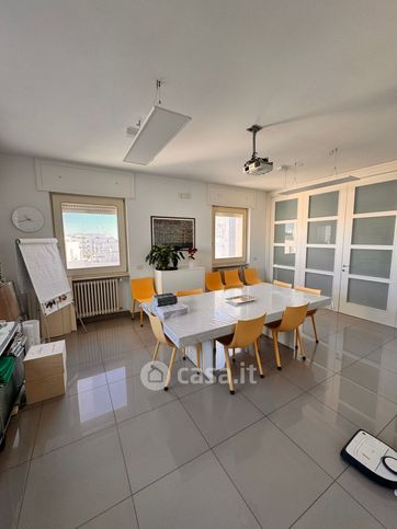 Ufficio in commerciale in Via M. Renato Imbriani 15