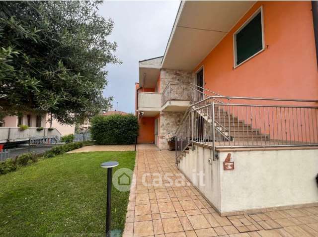Casa bi/trifamiliare in residenziale in Viale del Lavoro 9