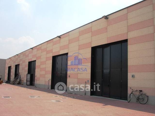 Capannone in commerciale in 