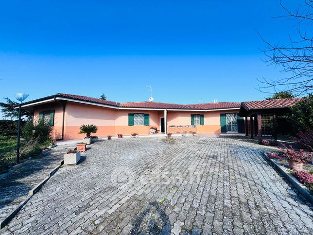 Villa in residenziale in Via Francesco Petrarca