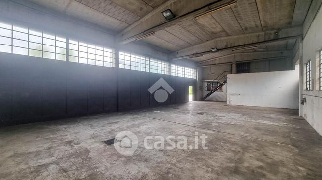 Capannone in commerciale in Via Como 67
