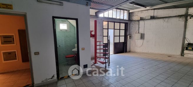 Capannone in commerciale in Via - Quindici minuti