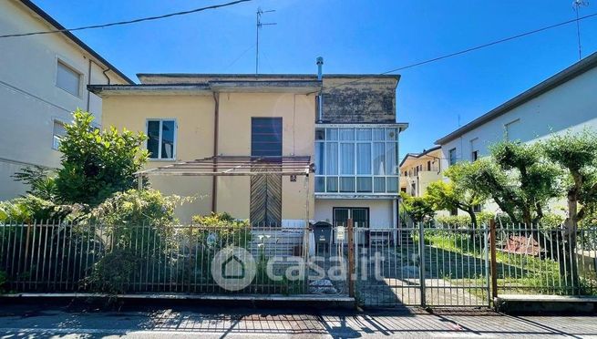 Casa bi/trifamiliare in residenziale in Via Auriga 59