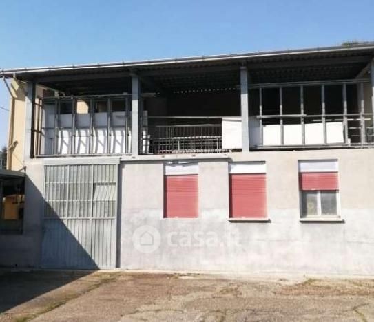 Capannone in commerciale in Via Doccia 3