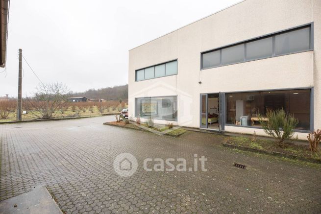 Capannone in commerciale in Strada Serravalle