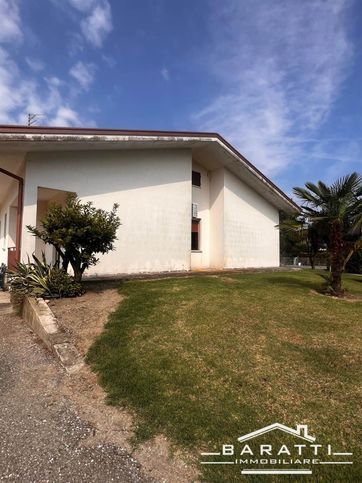 Casa bi/trifamiliare in residenziale in