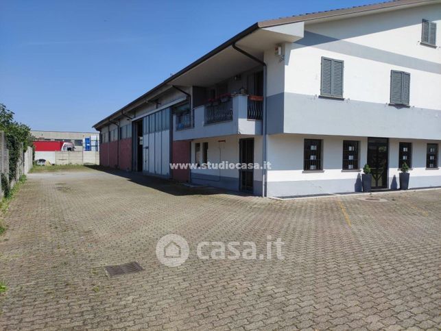 Capannone in commerciale in Via Lombardia