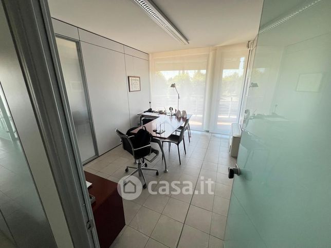 Ufficio in commerciale in Via Nuova Ponente 13
