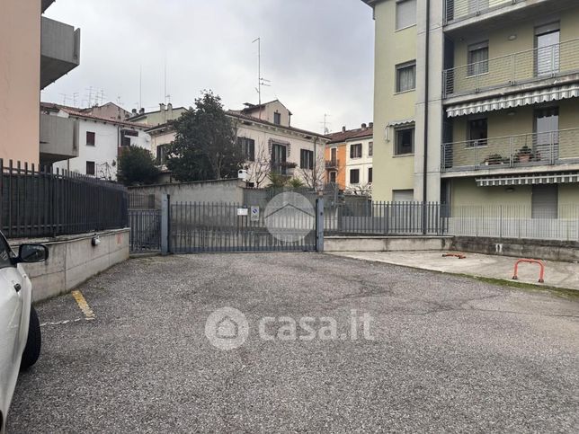 Box/posto auto in residenziale in Viale Spolverini 100