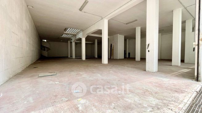 Capannone in commerciale in Via S. di Santarosa 18