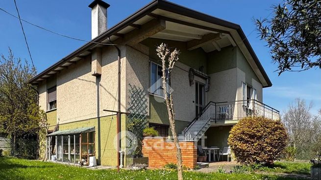 Casa indipendente in residenziale in Via Europa 19