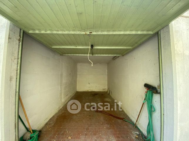 Garage/posto auto in residenziale in Via del Triumvirato 1