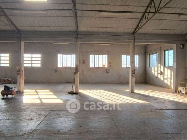 Capannone in commerciale in 