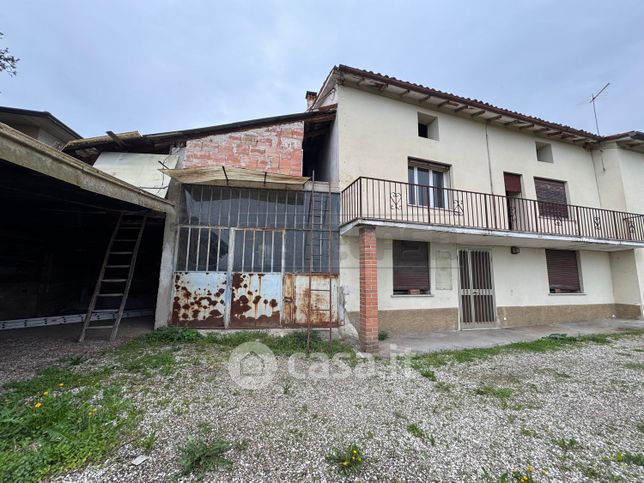 Casa bi/trifamiliare in residenziale in 