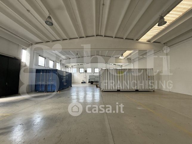 Capannone in commerciale in 