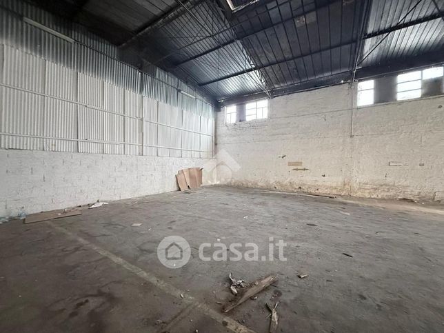 Capannone in commerciale in Via Ferrante Imparato 395