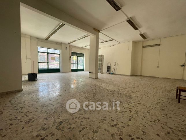 Negozio/locale commerciale in commerciale in Via Emanuele Campolongo