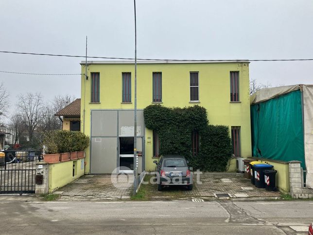 Capannone in commerciale in Via Caduti del Lavoro 261