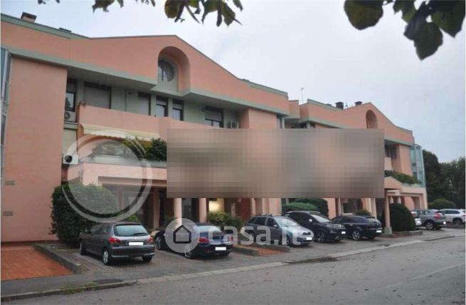 Ufficio in commerciale in Via Giacomo Zanella