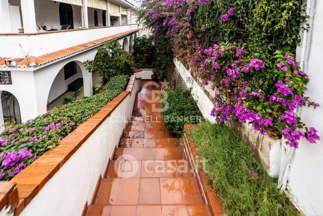 Casa bi/trifamiliare in residenziale in Via Consolare Pompea 108