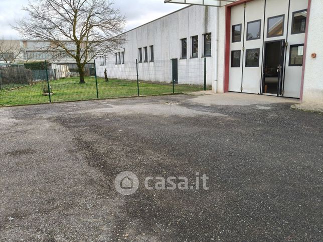 Capannone in commerciale in 