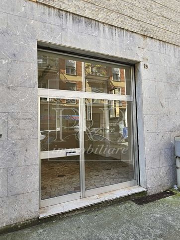 Negozio/locale commerciale in commerciale in Via Bezzecca 29