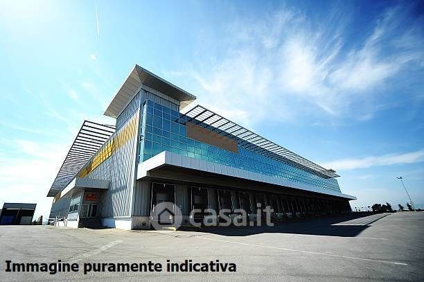 Capannone in commerciale in Via R. Scarpettini 360