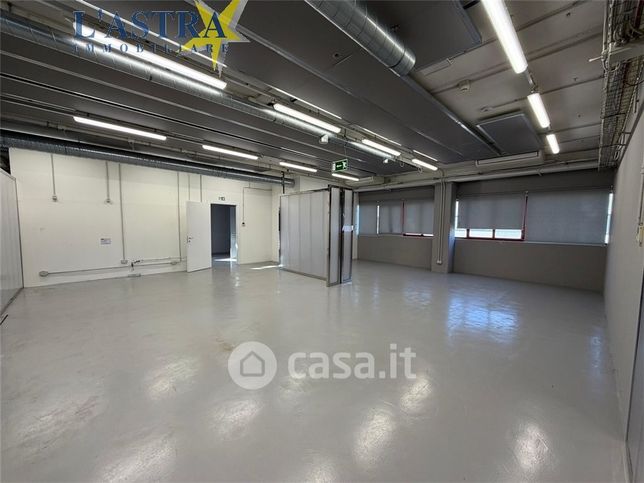 Capannone in commerciale in Via Charta 77