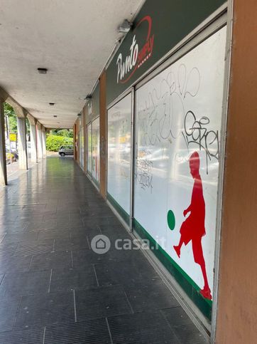 Capannone in commerciale in 
