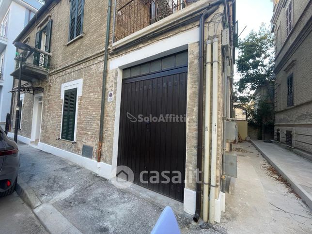 Box/posto auto in residenziale in Via Francesco Petrarca