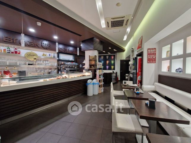 Attivitã /licenza (con o senza mura) in commerciale in Via Stefano Jacini 44