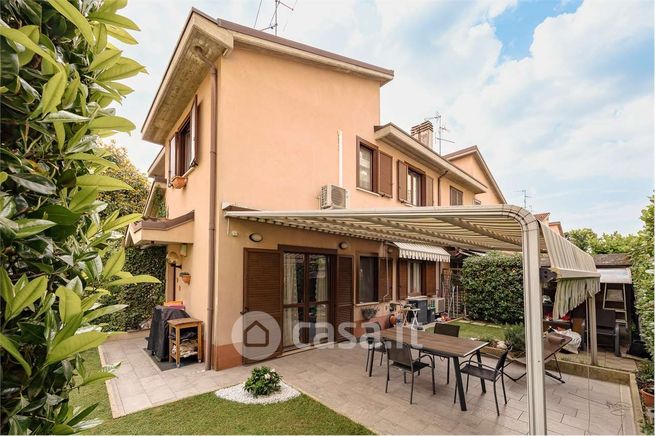 Casa bi/trifamiliare in residenziale in 