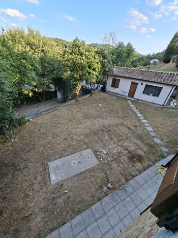 Casa bi/trifamiliare in residenziale in 