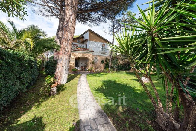 Villa in residenziale in Via Lerici 27