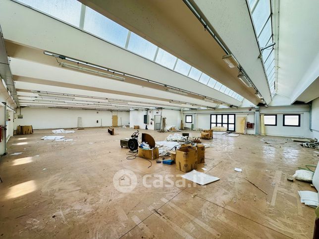 Capannone in commerciale in