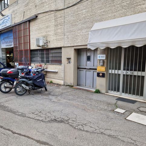 Ufficio in commerciale in Via Michelino 93
