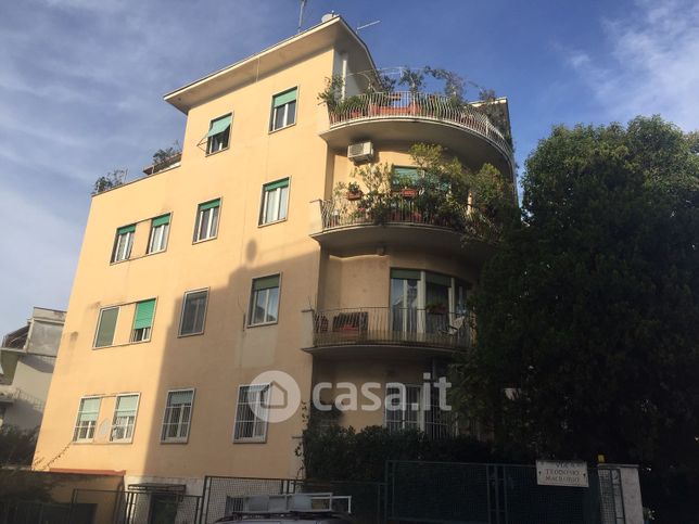 Appartamento in residenziale in Via Lucilio 5