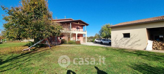 Casa indipendente in residenziale in 