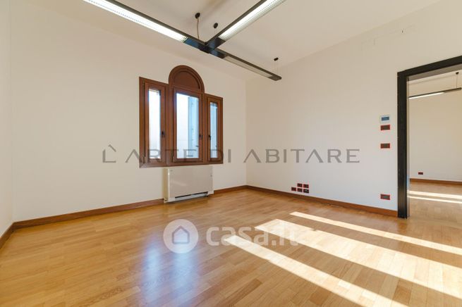 Ufficio in commerciale in 