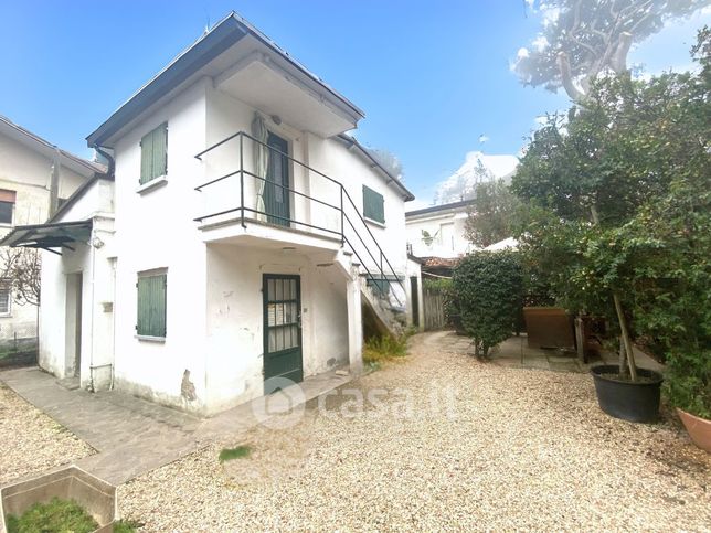 Villa in residenziale in Via G. Leopardi