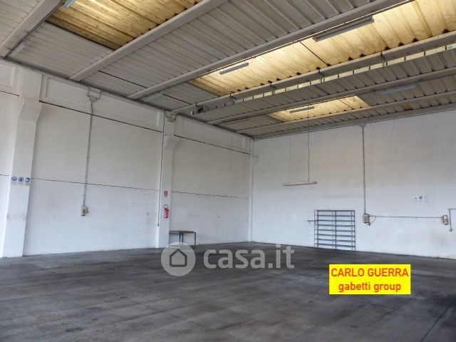 Capannone in commerciale in Via Lombardia