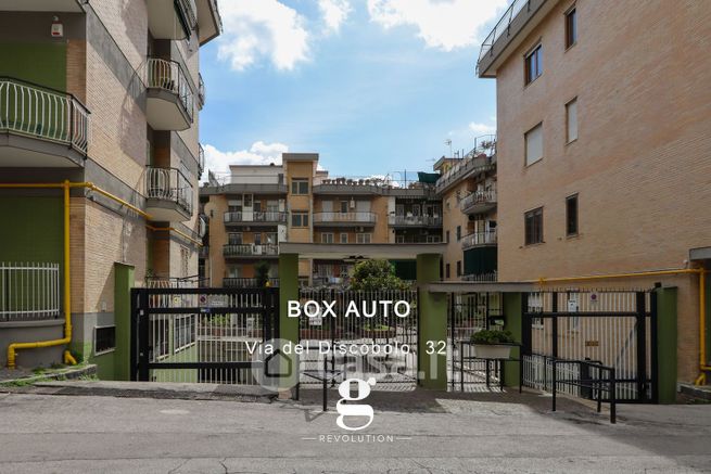 Box/posto auto in residenziale in Via del Discobolo 32