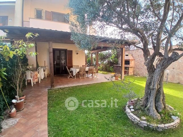 Villetta a schiera in residenziale in Via Oceano Pacifico