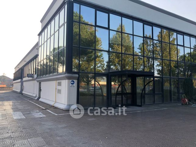 Capannone in commerciale in 
