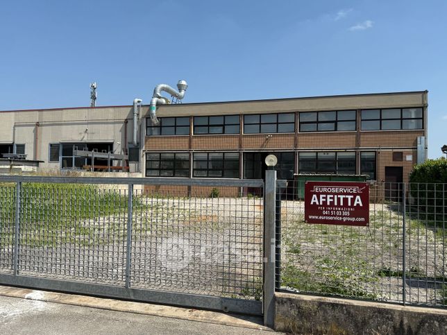 Capannone in commerciale in