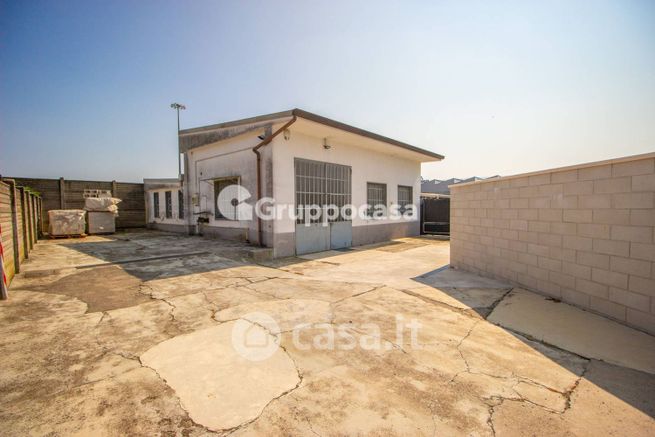 Capannone in commerciale in Via Bezzecca 32