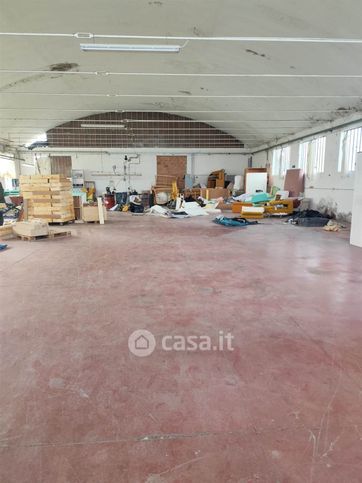 Capannone in commerciale in 