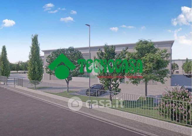 Capannone in commerciale in 