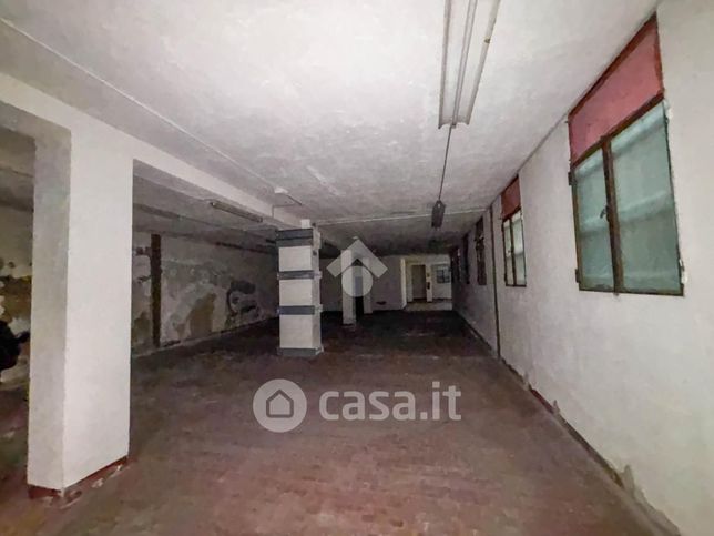 Capannone in commerciale in Via Santa Maria di Loreto 11