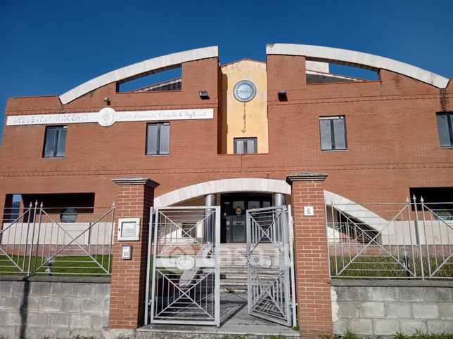 Capannone in commerciale in 